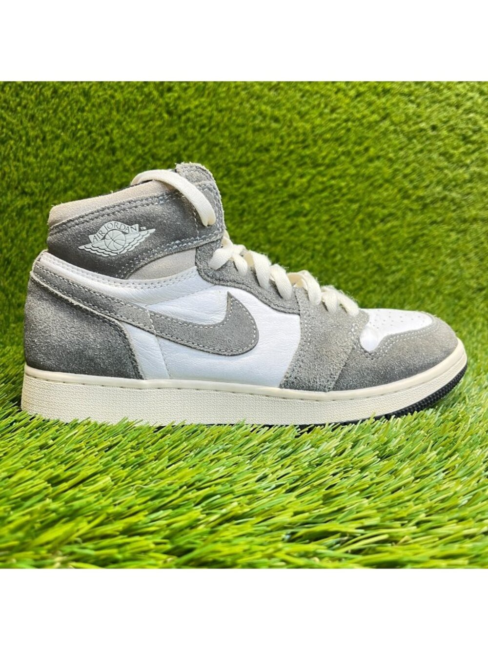Nike Air Jordan 1 Retro High Boys Size 6Y Gray White Athletic Shoes Sneakers